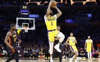 "Warriors" toliau neranda kelio į pergales namie, "Lakers" gynėjas pralenkė Kobe